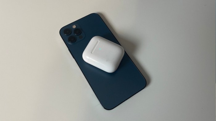 Apple introduce reverse wireless charging