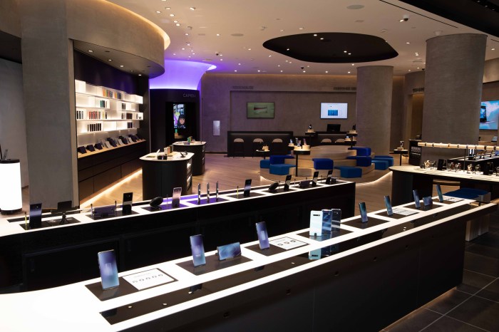 Samsung open new u s experience stores