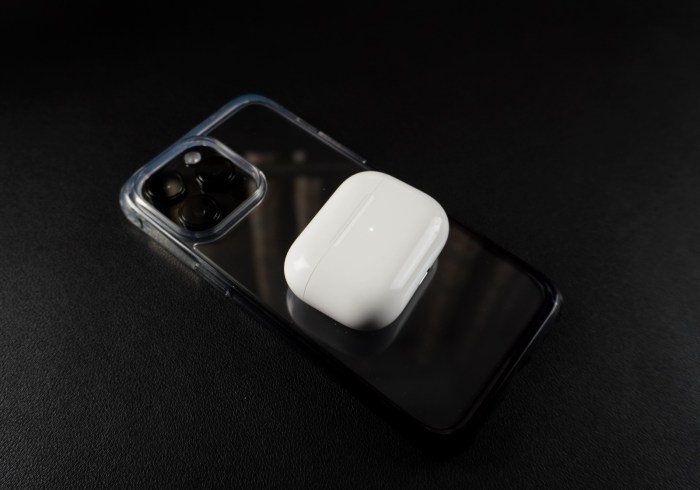 Apple introduce reverse wireless charging